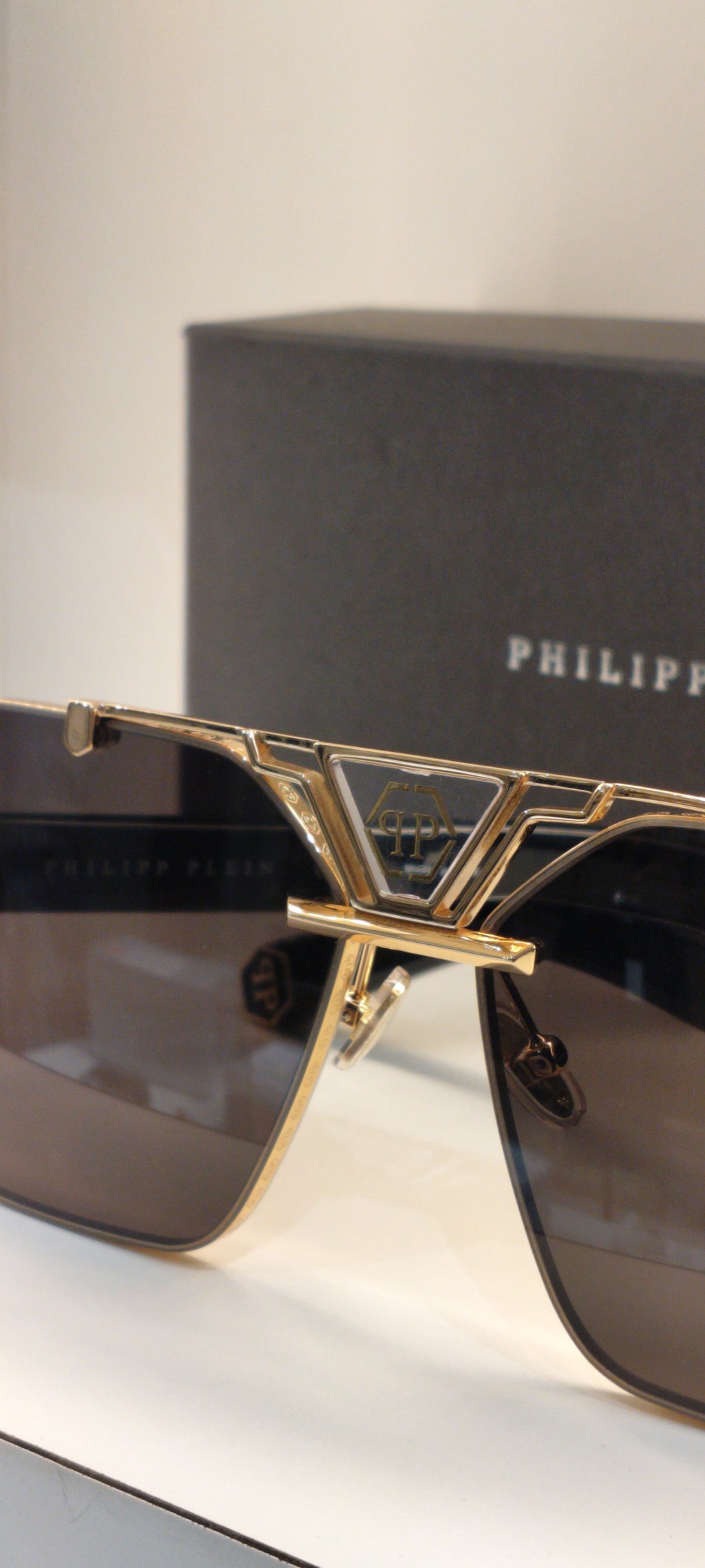 PP — Gold Smoke Navigator Sunglasses – Model 2 - actual product photograph 2