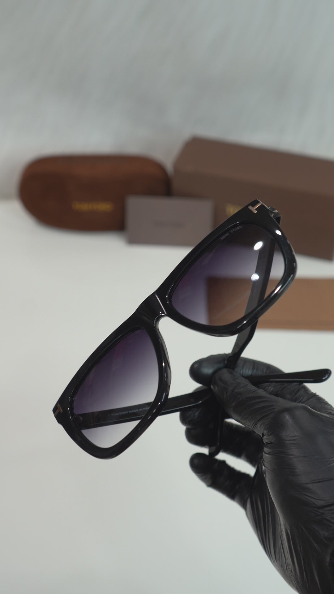 tf ft0513 01b black gradient square sunglasses — upright product details, no audio